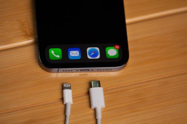 Açık siyah menüye sahip bir iPhone 'un 2 iPhone şarj aleti vardır. Moldova,Hincesti 04.09.2023. Yüksek kalite fotoğraf