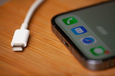 Daktilo şarj cihazıyla özelleştirilmiş yeni iPhone 15. Hincesti,Moldova 04.09.2023. Yüksek kalite fotoğraf