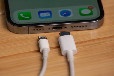 Yeni iPhone 'un artık eski model şarja ihtiyacı olmayan yeni bir tip C model şarjı var. Moldova, Hincesti 04.09.2023. Yüksek kalite fotoğraf
