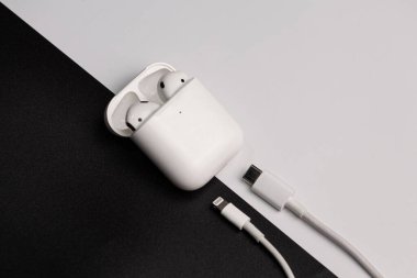 Siyah ve beyaz bir arka planda bulunan bir dizi hava podu. Moldova, Hincesti, 11.09.2023. Yüksek kalite fotoğraf