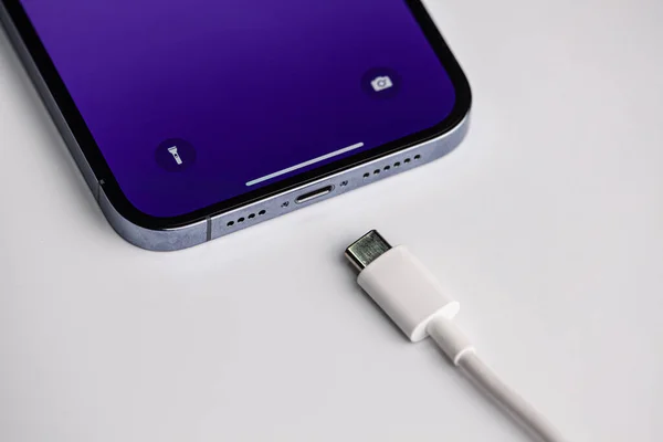 Yeni tip şarj cihazını kullanan yeni bir iPhone resmi. Hincesti, Moldova, 11.09.2023. Yüksek kalite fotoğraf