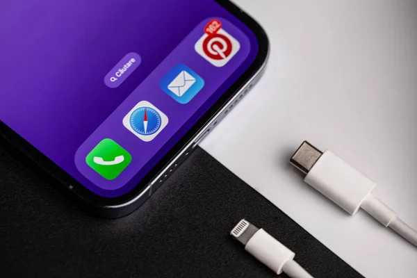 Siyah ve beyaz arkaplan ile siyah ve beyaz arkaplanı temsil eden bir resim, eski ve beyaz olan C tipi şarj cihazıdır. Moldova, Hincesti, 11.09.2023. Yüksek kalite fotoğraf