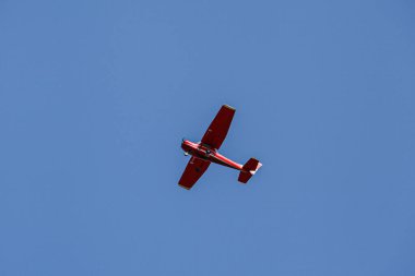 Tek piston uçağı. Mavi gökyüzünde uçan tek pervaneli uçak. Tek turboprop uçak mavi bulutlarda uçan küçük özel uçak. Yüksek kalite fotoğraf