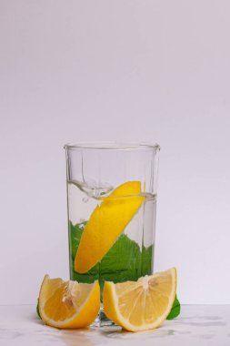 Taze limonlu limonata. Limonlu, naneli ve buzlu hafif arkaplanda taze bir kokteyl. Yaz soğuk içecekler konsepti. Yüksek kalite fotoğraf