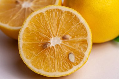 Limonlu resim, beyaz arka planda bir makro resim, bize limonun insan sağlığı için çok iyi olduğunu gösteriyor. Yüksek kalite fotoğraf