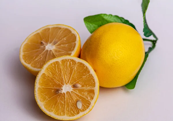 Limon birçok vitamin içeren ve insan hayatı için çok iyi olan sarı bir meyvedir. Yüksek kalite fotoğraf