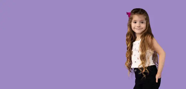 Fotoğrafta, sarı ve dalgalı saçlı güzel bir kız ceplerinde dakikalarla ve çekici bir gülümsemeyle yakalanır. Güzellik afişleri için kullanılabilir. Yüksek kalite