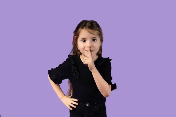 Küçük ve güzel bir kızın parmağı ile barış yapmak için bir jest gösterirken yakalanmış fotoğrafı. Etrafındaki huzuru gözetiyor. Yüksek kalite fotoğraf