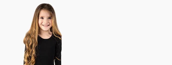 Beden eğitimi kıyafeti giymiş gülümseyen sarışın çocuk beyaz bir arkaplanda izole edilmiş ve metin ya da afiş için fotokopi alanı var. Yüksek kalite fotoğraf