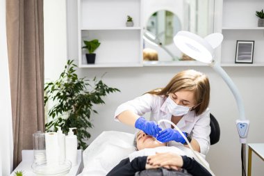 Deri canlandırma, kozmetik işlem, güzellik tedavisi, yüz bakımı, güzellik geliştirme prosedürü, hidro-mikro cilt bakımı. Yüksek kalite fotoğraf