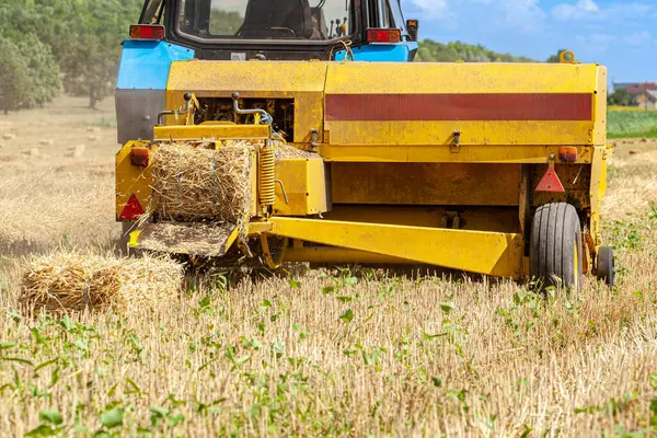 stock image The photo shows the moment of making a straw bale in a field in southern Italy. High quality photo