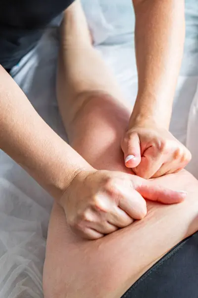 Masör anti-selülit masaj yapar bacaklara, kalçalara, kalçalara ve kalçalara masaj yapar. Aşırı kilolu tedavi, vücut şekillendirme, kozmetoloji ve masaj konsepti. Yüksek kalite fotoğraf