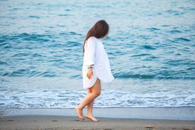 Mutlu kadın plajın keyfini çıkarıyor. Yazın tropikal mavi sularda neşe içinde dinleniyor. Güzel bikini modeli Hapuna Sahili 'nde plaj güneş şapkası takarak seyahat ederken mutlu. Büyük Ada, Hawaii, ABD. Yüksek kalite fotoğraf