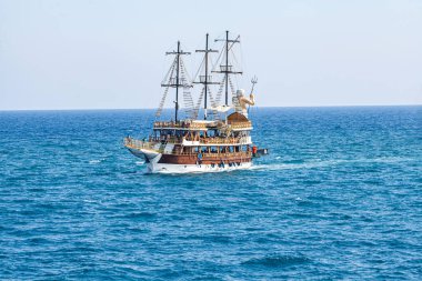 Korsika kıyılarının dışında denizde bir yelkenli. Yüksek kalite fotoğraf