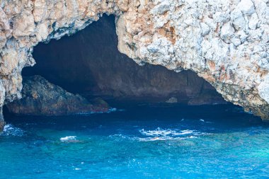 Sahildeki mağara manzarası. Doğa bileşimi. Yüksek kalite fotoğraf