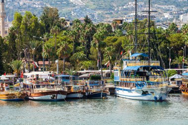 Saranda limanının mükemmel bahar manzarası. Resimli İyonya deniz manzarası. Arnavutluk, Avrupa 'nın parlak sabah manzarası. Seyahat konsepti geçmişi. Yüksek kalite fotoğraf