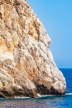Deniz kıyısındaki kayalara çarpan dalgalar, arka plandaki deniz yüzeyi dalgaları. Yüksek kalite fotoğraf