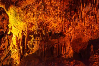 Damlatas mağarası Alanya 'nın tavanında keskin sarkıtlar bulunan doğal soyut doku, Türkiye kahverengi-turuncu taş mineral şekilleri. Yüksek kalite fotoğraf