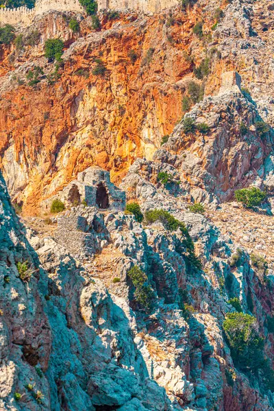 Rocky Dağları. Mavi gökyüzünün arka planındaki dağ nehri. Yüksek kalite fotoğraf