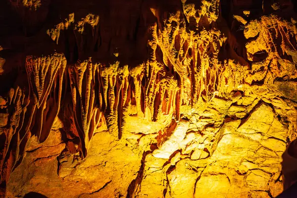 Alanya 'daki Damlatas mağarası. Türkiye 'de popüler bir turistik yer. Dünyanın ünlü ve alışılmadık yerlerinde. Turist rotaları. Yüksek kalite fotoğraf