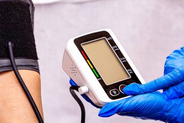 İnsanlar tansiyon monitörünü ve kalp atış hızı monitörünü dijital basınçla kontrol ediyorlar. Sağlık ve Tıp Konsepti. Yüksek kalite fotoğraf