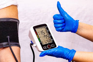 Hemşire, yaşlı hasta ve kan basıncı yüksek, huzurevi ve sağlık uzmanına danış. Sağlık pompalı monitör, hipertansiyon ve sağlık hizmetleri, bakıcı ve koltuktaki insanlar.