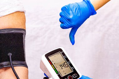 Hemşire hastaların tansiyonunu ölçüyor. - Evet. Yüksek kalite fotoğraf