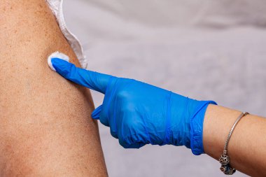 Doktor aşıyı virüslere karşı aşılar. Salgına karşı mücadele. Yüksek kalite fotoğraf