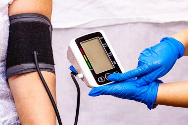 Tansiyon testi sonucu yüksek sistolik ve diyastolik değerlerle yüksek tansiyon olduğunu gösterdi. Yüksek kalite fotoğraf