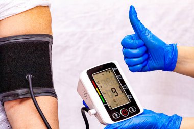 Hemşire, yaşlı hasta ve kan basıncı yüksek, huzurevi ve sağlık uzmanına danış. Sağlık pompalı monitör, hipertansiyon ve sağlık hizmetleri, bakıcı ve koltuktaki insanlar.