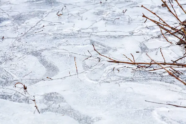 Soyut doğal buz dokusu. Donmuş buz yüzeyi. Donmuş suda çatlaklar ve çizikler olan mavi bir zemin. Pankart. Yüksek kalite fotoğraf