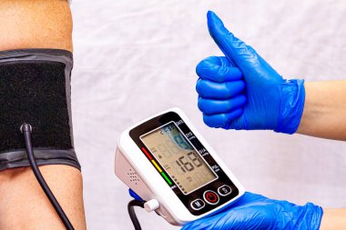 Hemşire, yaşlı hasta ve kan basıncı yüksek, huzurevi ve sağlık uzmanına danış. Sağlık pompalı monitör, hipertansiyon ve sağlık hizmetleri, bakıcı ve koltuktaki insanlar.