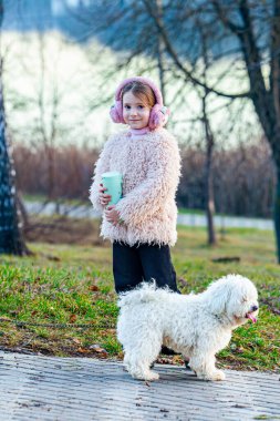 Yeşil tarlada köpekle oynayan mutlu çocuk. Yüksek kalite fotoğraf