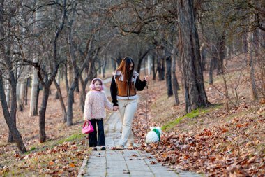 Yürüyen ve beyaz yakalı köpekleriyle oynayan iki küçük kızın resimleri en mutlu ve en neşelileriydi. Köpeklerle yürümek en sağlıklı insan faaliyetlerinden biridir. Yüksek kalite