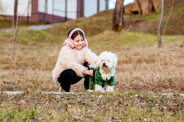 Yaz parkında sevimli gülümseyen küçük kız av köpeğine sarılıyor. Yüksek kalite fotoğraf