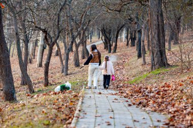 Yürüyen ve beyaz yakalı köpekleriyle oynayan iki küçük kızın resimleri en mutlu ve en neşelileriydi. Köpeklerle yürümek en sağlıklı insan faaliyetlerinden biridir. Yüksek kalite