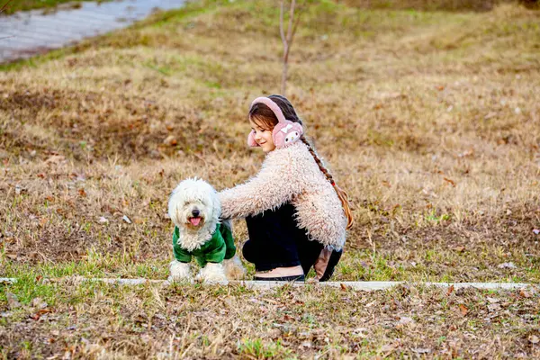 Sevimli küçük oyuncak. Küçük çocuk çantada oyuncak köpeğe sarılıyor. Yüksek kalite fotoğraf