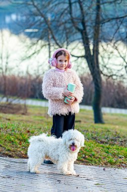 Yaz parkında sevimli gülümseyen küçük kız av köpeğine sarılıyor. Yüksek kalite fotoğraf