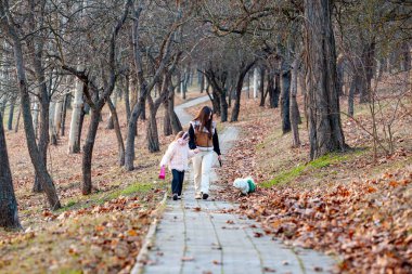 Yürüyen ve beyaz yakalı köpekleriyle oynayan iki küçük kızın resimleri en mutlu ve en neşelileriydi. Köpeklerle yürümek en sağlıklı insan faaliyetlerinden biridir. Yüksek kalite