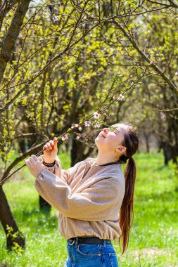 Badem bahçesinde çok güzel ve çekici bir kız doğanın bağrında yürürken ve gezegenimizin güzelliğine hayran kalırken hayal edin. O mutlu ve bu yürüyüş onun için bir rahatlama. Yüksek