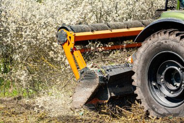 Ormandaki toprağı temizleyen orman gübresi. Bitki örtüsü ve biyokütle yönetimi için kullanılan genel amaçlı araçları izledik. Yüksek kalite fotoğraf