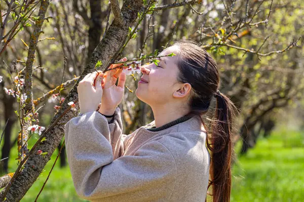Doğa, Farkındalık Meditasyonu ile bağlantı kurmak. Etrafı güzel doğayla çevrili, düşünceli bir kadın meditasyon yapıyor. Yüksek kalite fotoğraf