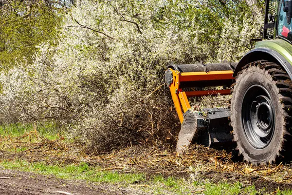 Doğanın bir arka planına karşı, bir traktör tipi makine doğadaki ormanları kesip temizlerken yakalanır. Ormanların tahrip edilmesi büyük bir sorundur. Bu cihaz yoluna çıkan her şeyi kesiyor. Ağaçlar, çalılar gibi.