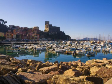 İtalya, Liguria, deniz kıyısındaki Lerici köyü.