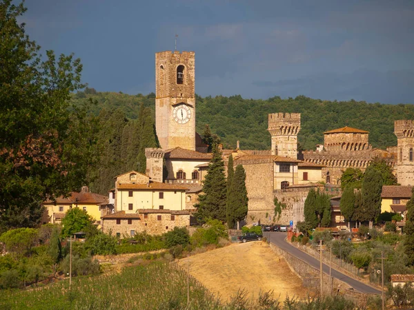 イタリア トスカーナ バディアはパチャパーノの村と教会 美しい中世建築の景観 — ストック写真