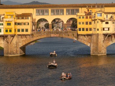 İtalya, Toskana, Floransa şehri ve Ponte Vecchio köprüsü.