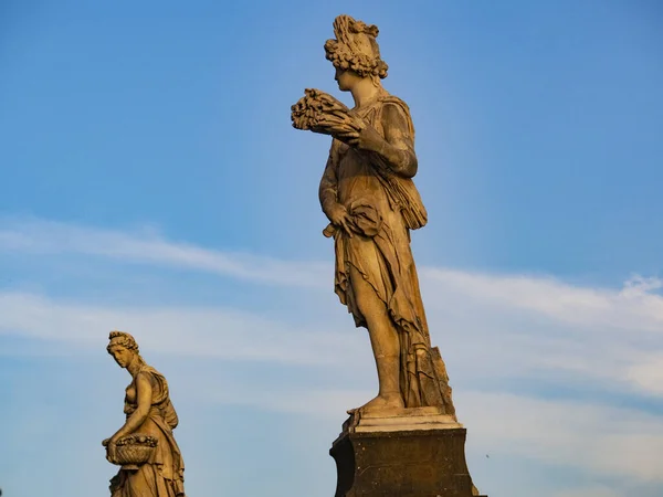 İtalya, Toskana, Floransa şehri, Santa Trinita köprüsündeki heykel..