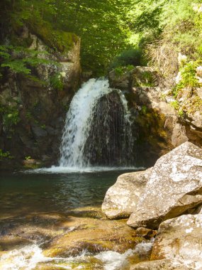 İtalya, Emilia Romagna bölgesi, Appennino dağı, nehir ve sonbahar.
