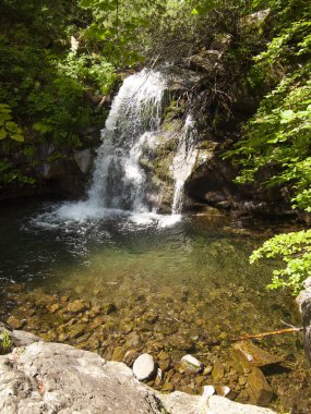 İtalya, Emilia Romagna bölgesi, Appennino dağı, nehir ve sonbahar.