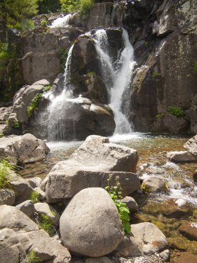 İtalya, Emilia Romagna bölgesi, Appennino dağı, nehir ve sonbahar.